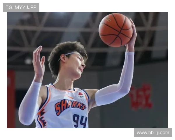 CBA王哲林踢足球：王哲林跨界踢足球的故事与表现